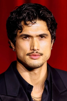 Foto de Charles Melton